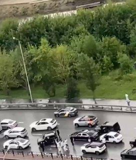 В Екатеринбурге компания перекрыла дорогу, чтобы потанцевать в честь жениха....