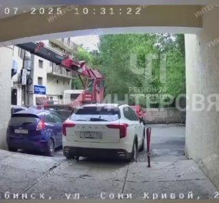 В Челябинске женщина упала с балкона второго этажа и приземлилась на...