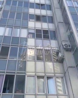 Питерская бабуля врубает сирену с утра до вечера на весь двор — смотрим реакцию соседей на этот «бэнгер»