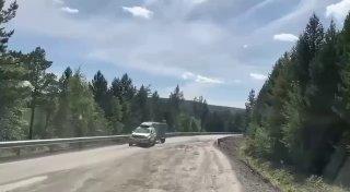 Дорога на Большое Голоустное развалилась — восстанавливать будут осенью....