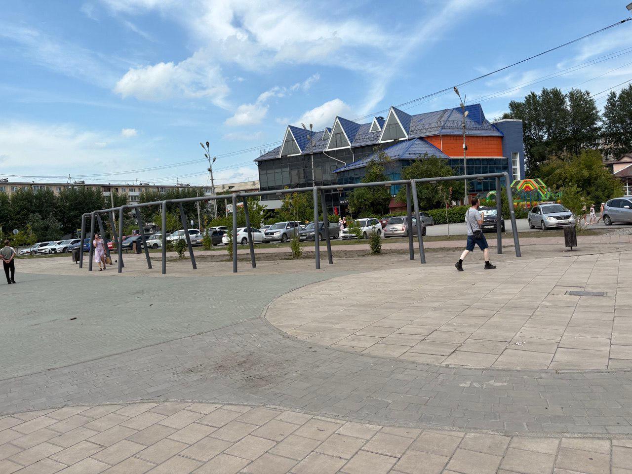 В Ачинске 11-летней девочке чуть не оторвало пальцы на качели в центре...