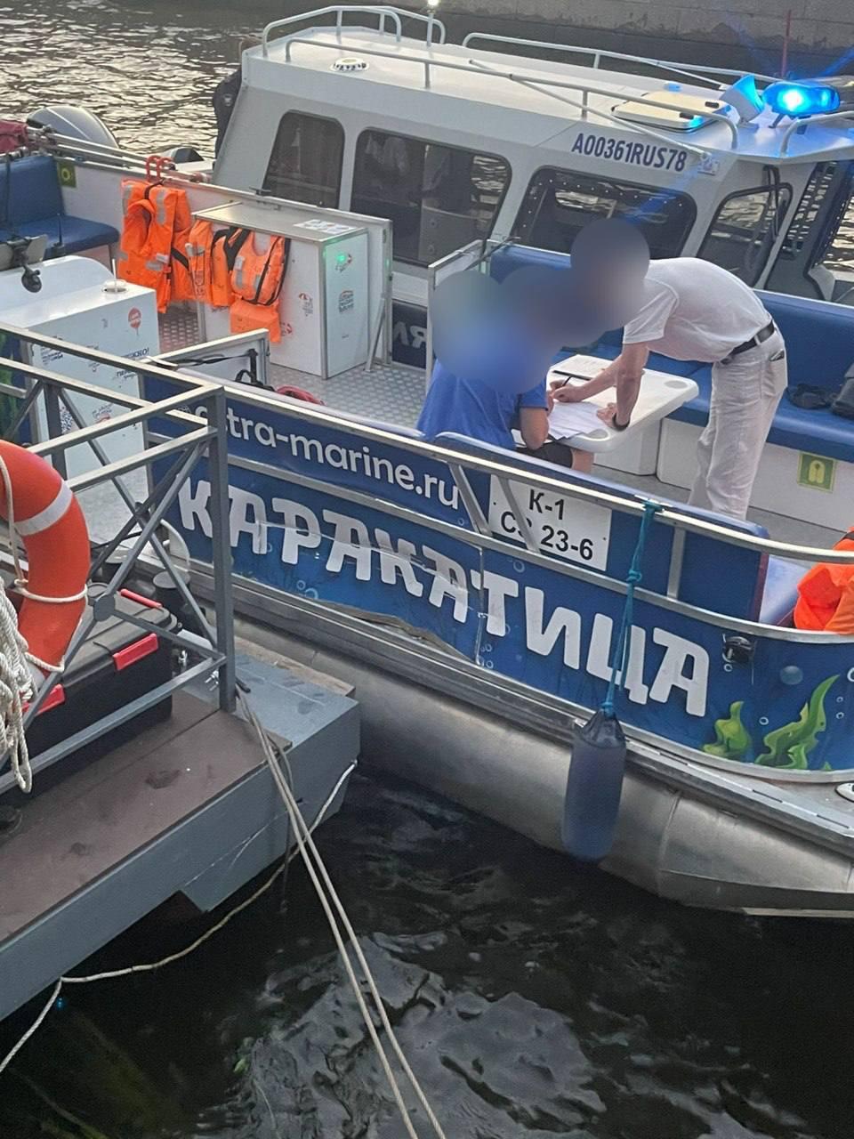 Теплоход и катер столкнулись на канале Грибоедова у Вознесенского моста....