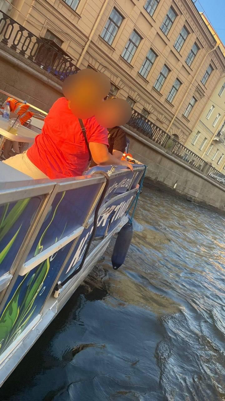 Теплоход и катер столкнулись на канале Грибоедова у Вознесенского моста....
