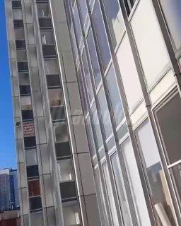 Неадекватная пенсионерка включает сирену с утра до вечера на весь двор в...