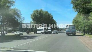 Микроавтобус столкнулся с легковушкой в Минусинске на перекрестке Абаканская-...