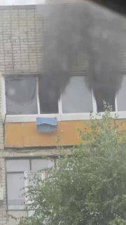 🔥 Пожар разгорелся сегодня днем на 5 этаже дома по улице Херсонской в Артёме. Хозяина квартиры вынесли из дома в бессознательном состоянии и передали медикам скорой помощи, сообщает МЧС Приморья.