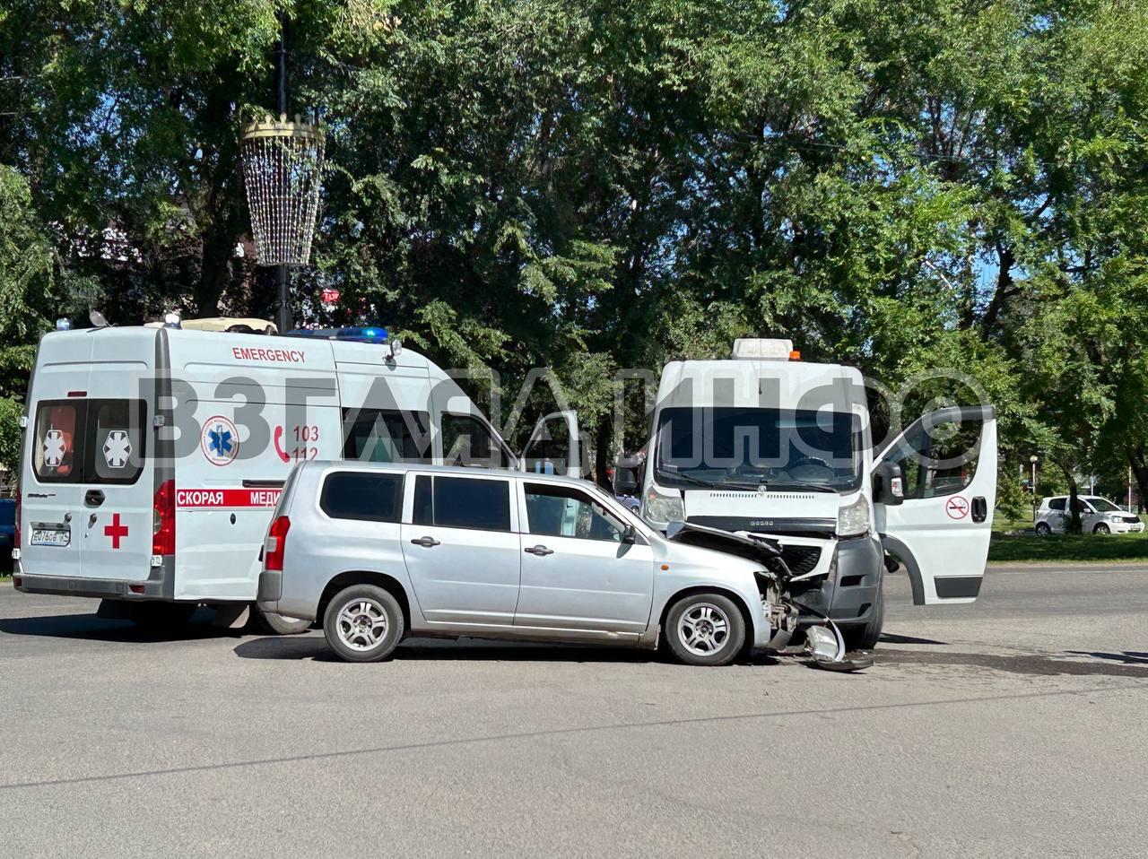 Водитель маршрутки, предварительно, стал виновником аварии на Абаканской в...