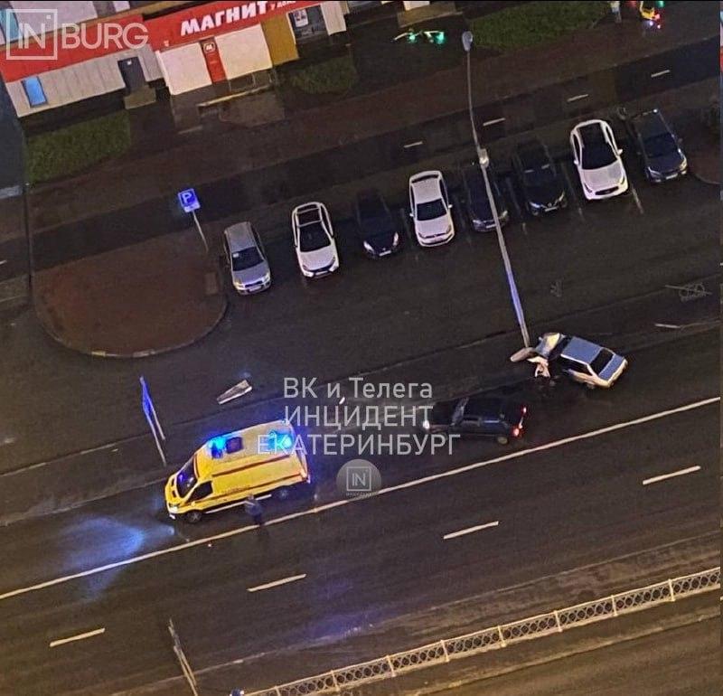 В Академическом автомобиль врезался в столб По словам очевидцев, ДТП...