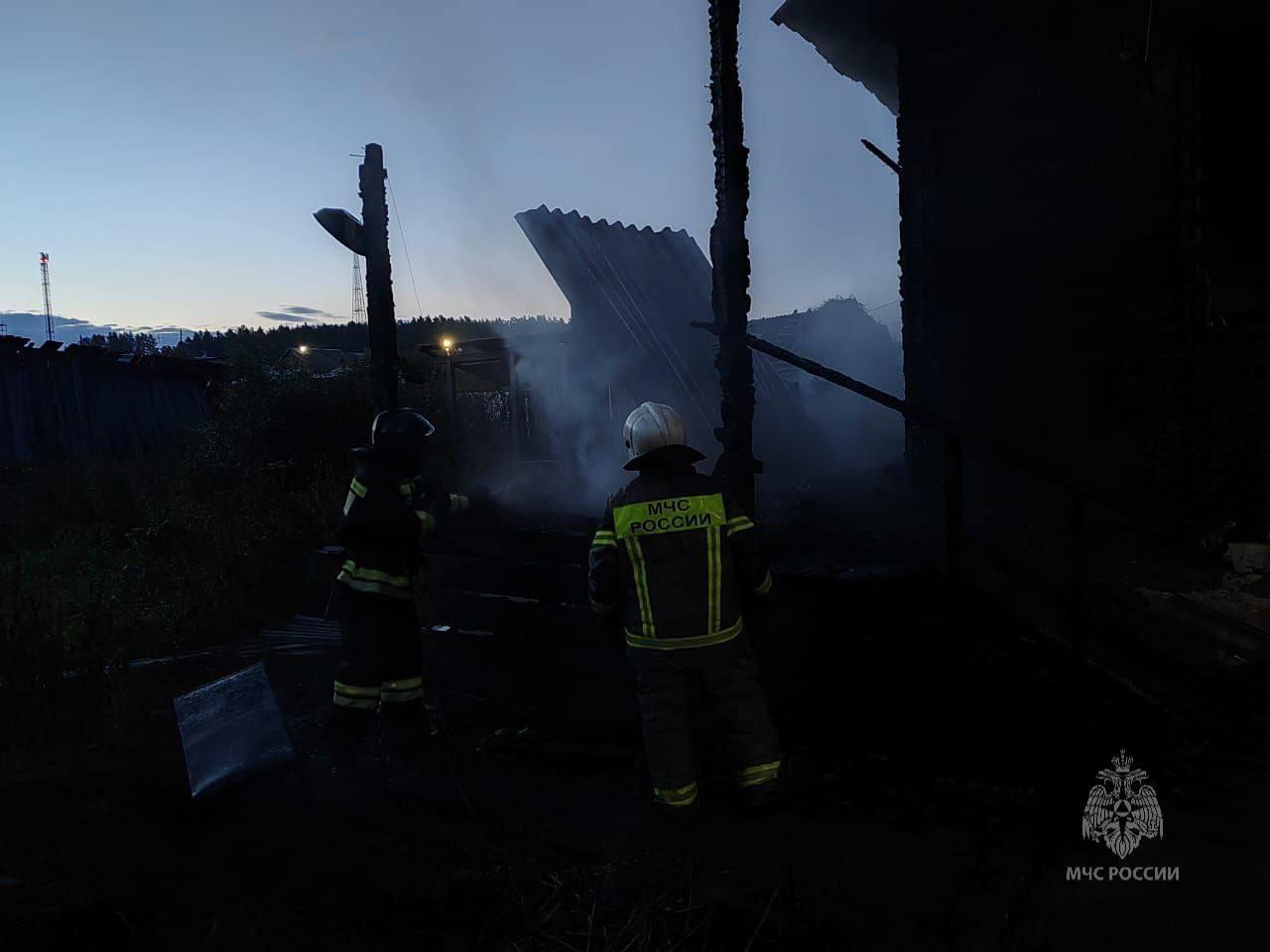В поселке Предивинск этой ночью загорелся жилой дом и хозпостройка. Пожар...