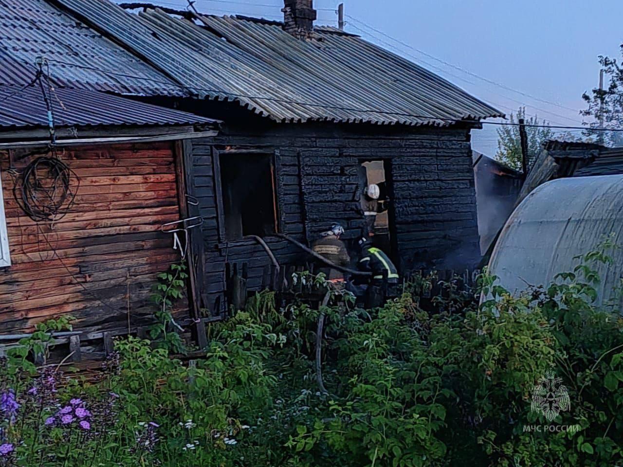 В поселке Предивинск этой ночью загорелся жилой дом и хозпостройка. Пожар...
