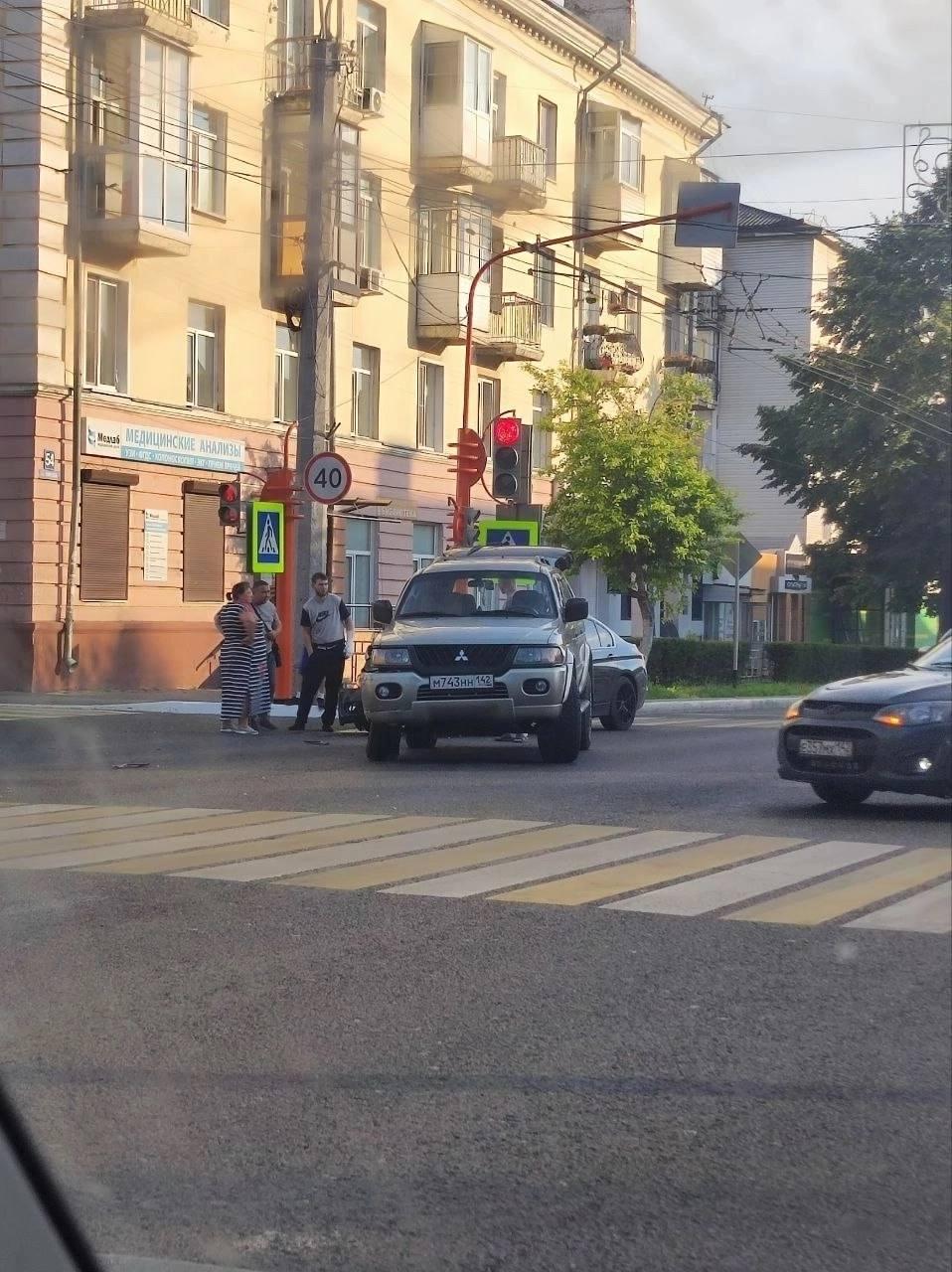 В Ленинске-Кузнецком произошло ДТП возле здания Администрации. Из пострадавших - только машины.