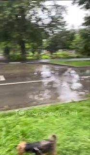 На Красноуральской недавно сделали дорогу, но забыли поставить ливневую. Теперь улицу топит дождями