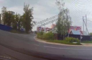 В Нижегородской области цыгане не пропустили мотоциклиста и сбили его, а потом один из них пнул лежачего байкера по голове