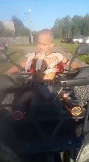 Под Красноярском 6-летний мальчик на квадроцикле чуть не сбил пожилую женщину.