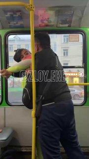 В автобусе №83 подрались кондуктор и пассажир По словам очевидцев, причиной...