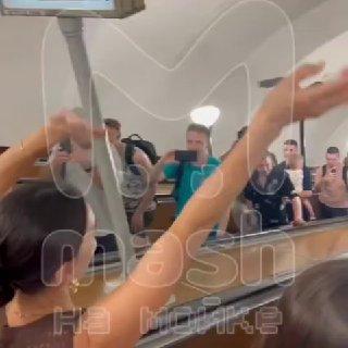 Толпа в питерском метро поёт Надежду Кадышеву.