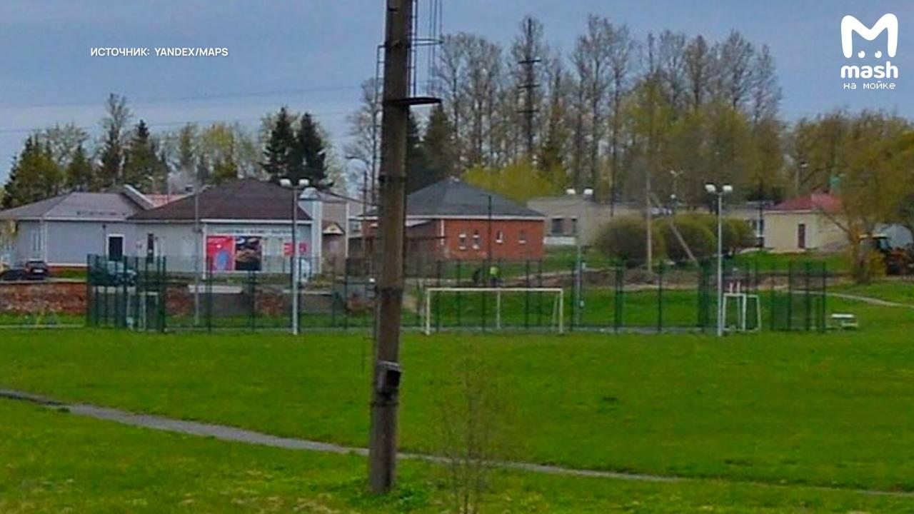 Металлические футбольные ворота придавили шестиклассника во время игры на...