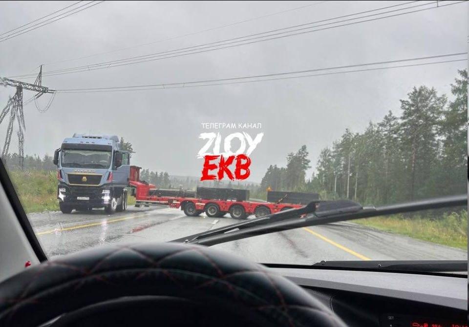На ЕКАД, после съезда на Пермь в сторону Серовского тракта, большегруз...