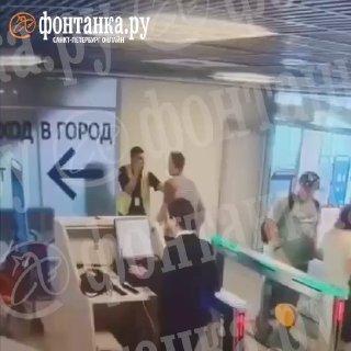 Боец ММА устроил бой у гейта в Пулково и избил представителя авиакомпании.