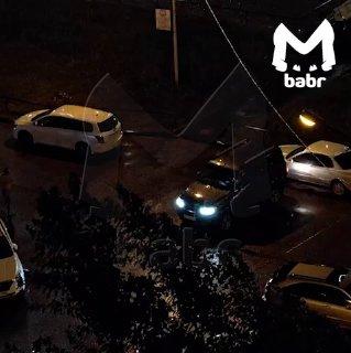 Семь машин разнёс пьяный мужик во дворе иркутского ЖК. Жители 