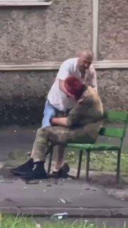 В Железногорске мужчина напал с «розочкой» на СВОшника. Местные сообщают, что...