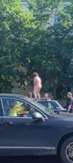В Солнечногорске полностью раздетая дама решила станцевать на крыше...