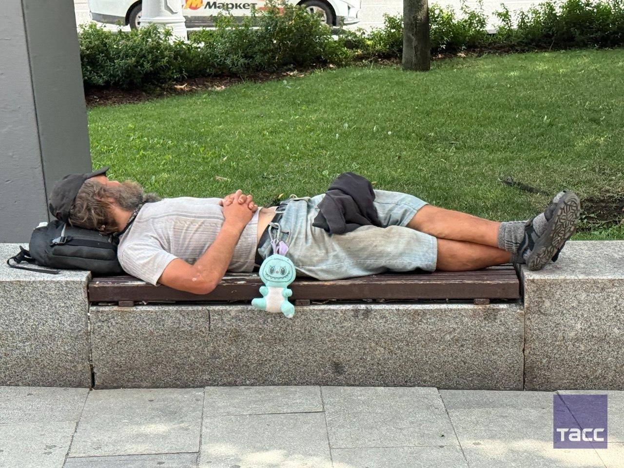 Даже у бездомных в Москве уже имеются Лабубу 🇷🇺 Источник: ЧП МОСКВА
