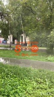 Местные паблики сообщают, что в Среднеуральске мужчина напал на прохожую,...