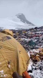 На Эвересте нашли 12 тонн говна.