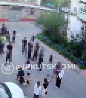 Девочки-подростки подрались прямо на улице Академгородка Нам в редакцию...