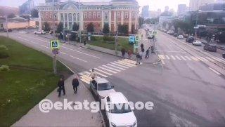 Момент аварии в Екатеринбурге, где на «зебре» сбили самокатчика.