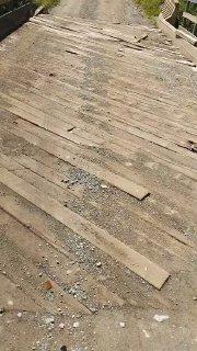 На состояние моста через реку Уй жалуются жители Богословки.