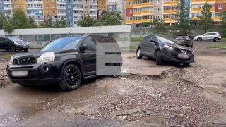 Две машины застряли в ямах после дождя в красноярской Покровке