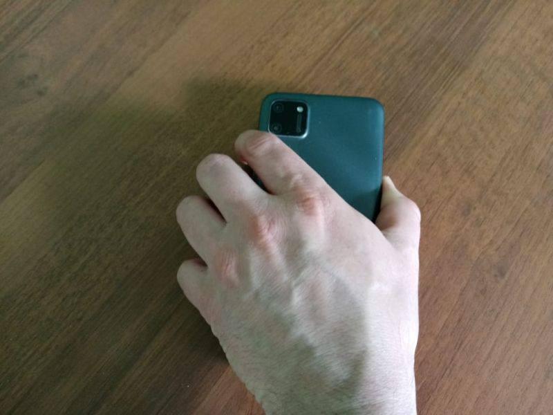 В Ачинске у местной жительницы украли телефон во время прослушивания музыки В...