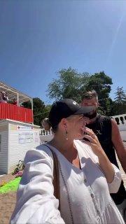 18 самцов дельфинов и 3 парня — такое кино даже Brazzers не снимает....