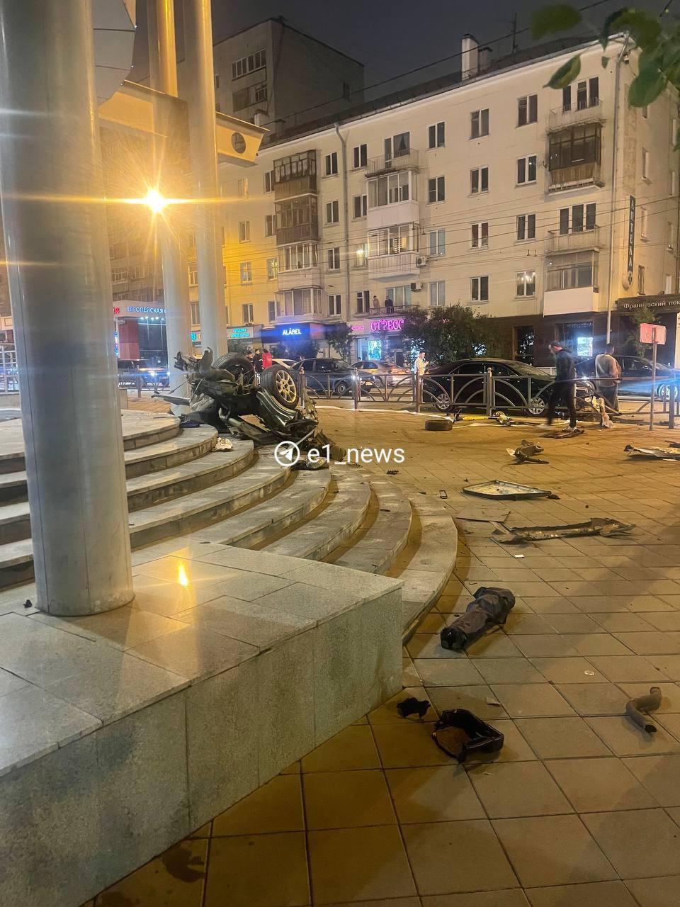 Машину разорвало пополам на перекрёстке Малышева — Сакко и Ванцетти