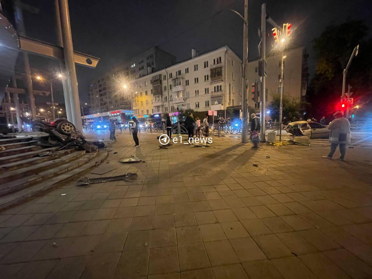 Машину разорвало пополам на перекрёстке Малышева — Сакко и Ванцетти