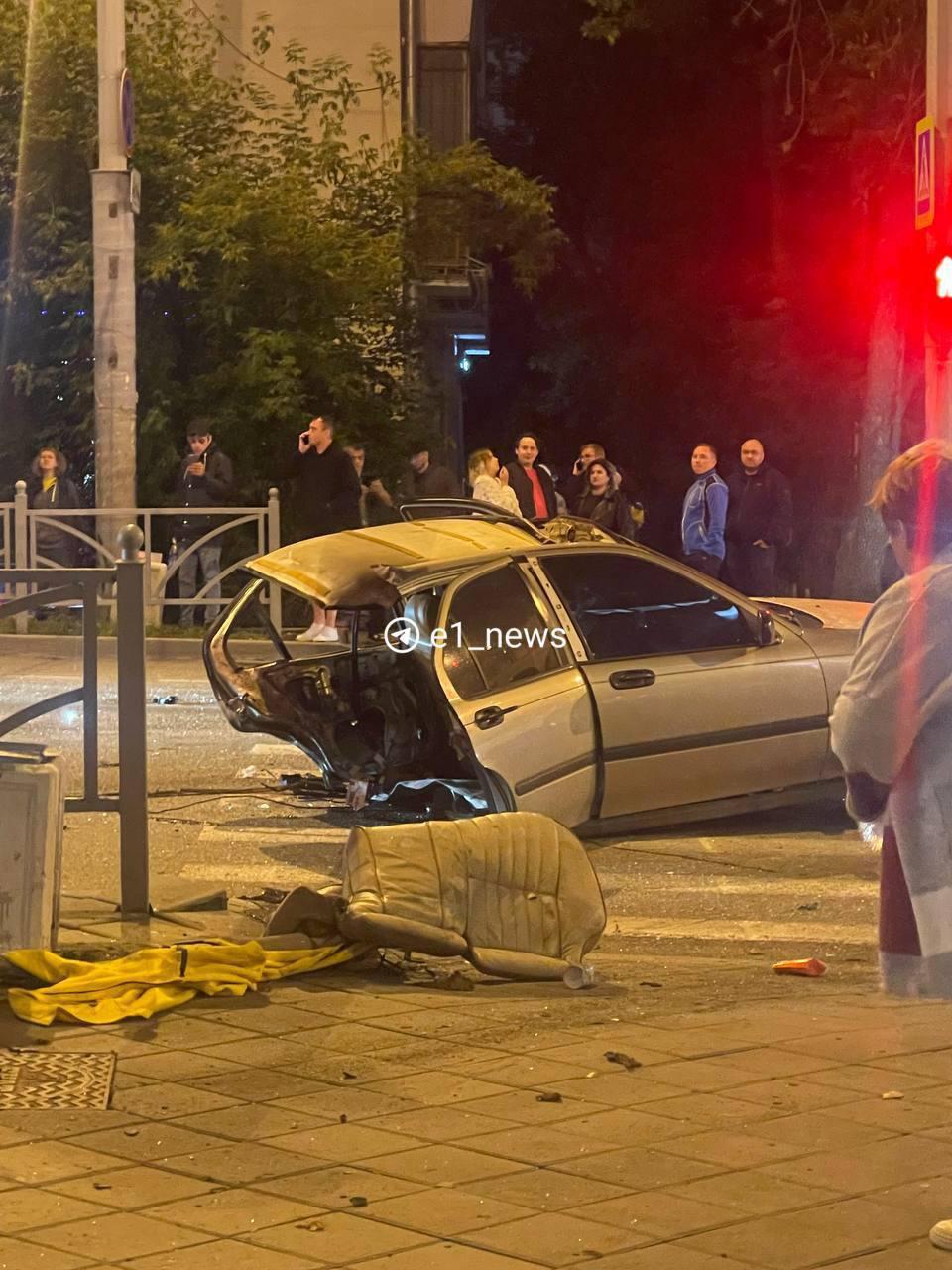 Машину разорвало пополам на перекрёстке Малышева — Сакко и Ванцетти