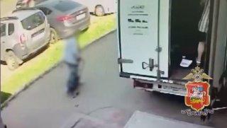 В Подмосковье водитель грузовика, сдавая задним ходом, насмерть задавил пенсионерку
