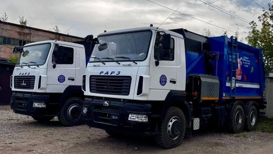 Новые мусоровозы вышли на маршруты в двух районах края. В Сухобузимском и...