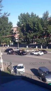 Компания молодых людей остановилась на проезжей части улицы Кочетова и...
