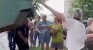 Появилось видео, с чего начался конфликт между депутатом и приезжим. Оказывается, агрессивный мигрант мешал установке контейнера и кидался на женщин, оскорблял, называя 