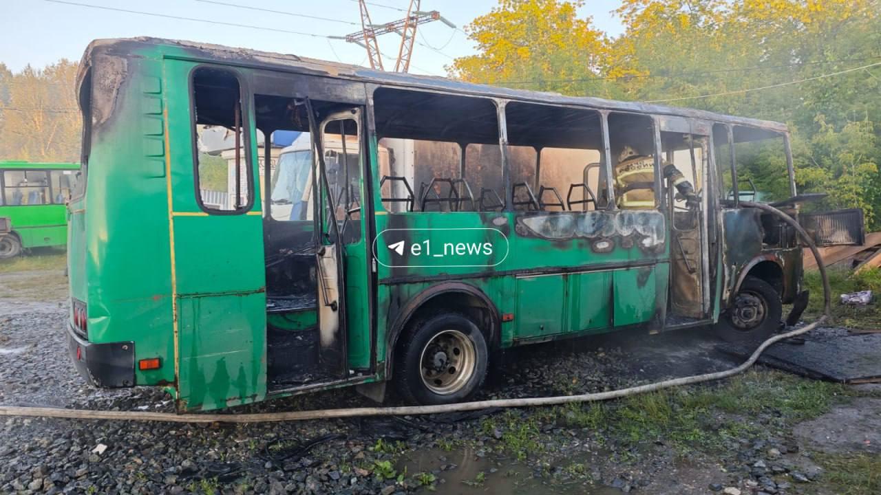 На Елизавете рано утром вспыхнул и сгорел дотла автобус маршрута №46....