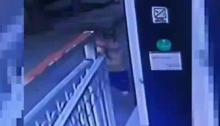 В Краснодаре пьяный мужчина разбил чужую машину, а потом выломал окно в...