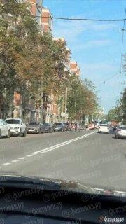 Такси перевернулось на Петровском проспекте после столкновения. Судя по кадрам, пострадали как минимум два автомобиля. Также из-за аварии движение затруднено, образуется пробка.