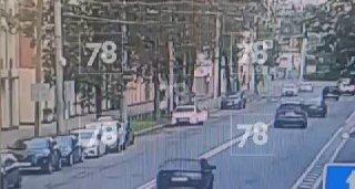 Момент аварии на Петровском проспекте попал на видео. По данным полиции,...