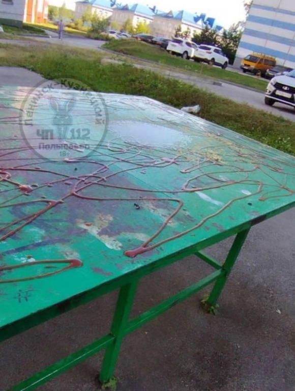 Соцсети: женщина попыталась отпугнуть юных кузбассовцев кетчупом