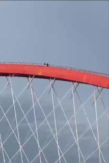 Два бесстрашных подростка забрались на 92-метровую арку моста в Новосибирске...