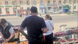 В Кузне перед ТЦ «Экспресс» разогнали уличных торговцев. Торговлю временно...