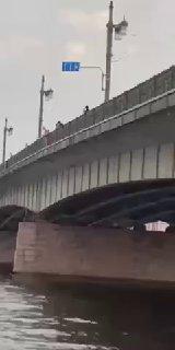 Петербуржцы освежаются и прыгают в Неву с Литейного моста. 🇷🇺 Источник: ЧП ПИТЕР